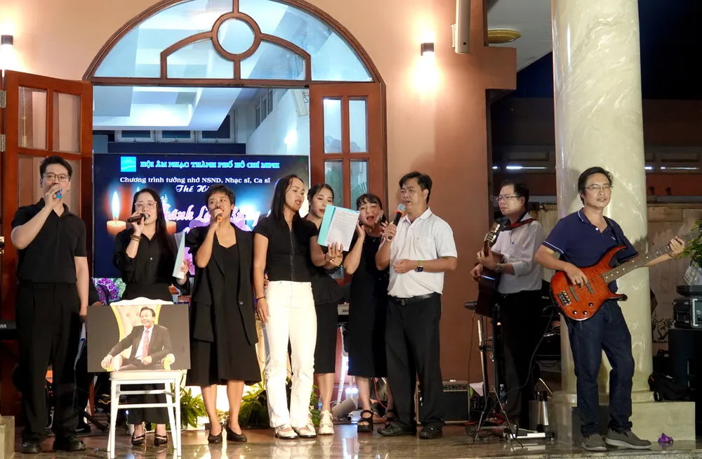 Phó Trưởng Ban Tuyên giáo và Dân vận Thành ủy TPHCM Lê Văn Minh cùng hát với các ca sĩ trẻ ca khúc "Hành khúc thanh niên tình nguyện". Ảnh: THÚY BÌNH DSC03239.JPG