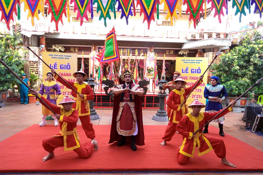 Các nghệ sĩ Nhà hát Cải lương Trần Hữu Trang biểu diễn tiết mục ca cảnh "Dưới cờ Hưng Đạo Vương - Hào khí sát thát". Ảnh: THÚY BÌNH DSC04085.JPG