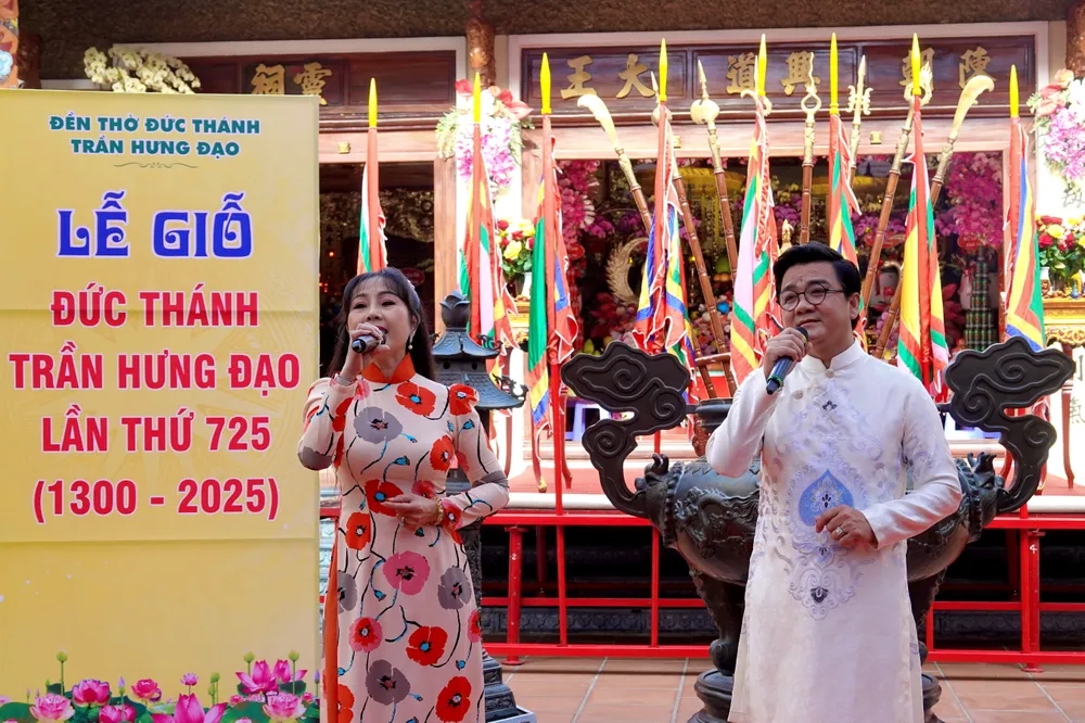 NSƯT Lê Tứ và NS Hà Như biểu diễn bài ca cổ "Sức sống những dòng sông". Ảnh: THÚY BÌNH DSC04169.JPG