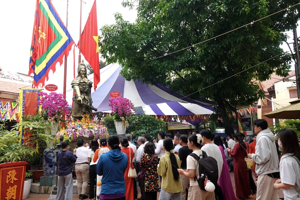Người dân thành phố thành kính dâng hương, tưởng nhớ và tri ân vị tướng kiệt xuất của dân tộc Việt Nam Hưng Đạo Đại vương Trần Quốc Tuấn. Ảnh: THÚY BÌNH DSC04274.JPG