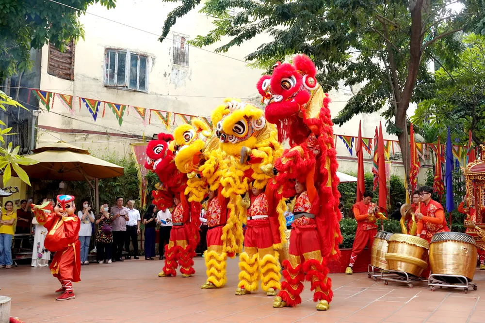 Biểu diễn Lân sư rồng trong lễ giỗ Đức Thánh Trần Hưng Đạo. Ảnh: THÚY BÌNH DSC04340.JPG