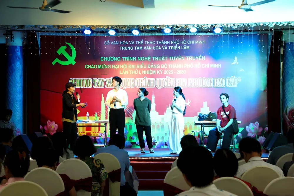 Tiểu phẩm "Bước chuyển số - Chính quyền gần dân". Ảnh: BẢO LÂM Tan Thuan (Q.7 cu) (12).JPG