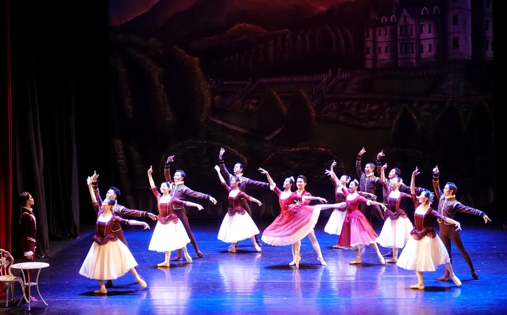Tập thể nghệ sĩ HBSO phát huy kỹ thuật trình diễn ballet cổ điển đồng bộ để tạo vẻ đẹp và sức hấp dẫn cho vở vũ kịch "Hồ Thiên Nga". Ảnh: THÚY BÌNH DSC05578.JPG