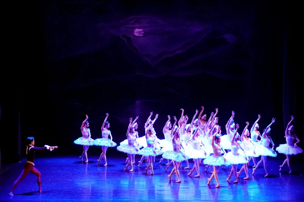 Câu chuyện tình yêu giữa Hoàng tử Siegfried và Công chúa Odette trong vở vũ kịch "Hồ Thiên Nga" tạo nhiều cảm xúc cho khán giả. Ảnh: THÚY BÌNH DSC05970.JPG