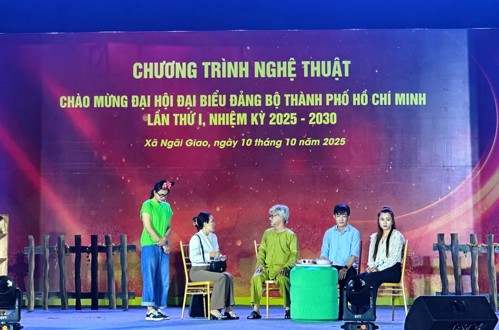Tiểu phẩm kịch "Hạnh phúc vươn xa". Ảnh: HOÀNG TẤN IMG_3808.JPG