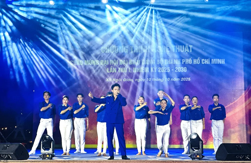 Tiết mục "Khát vọng tuổi trẻ". Ảnh: HOÀNG TẤN IMG_3863.JPG