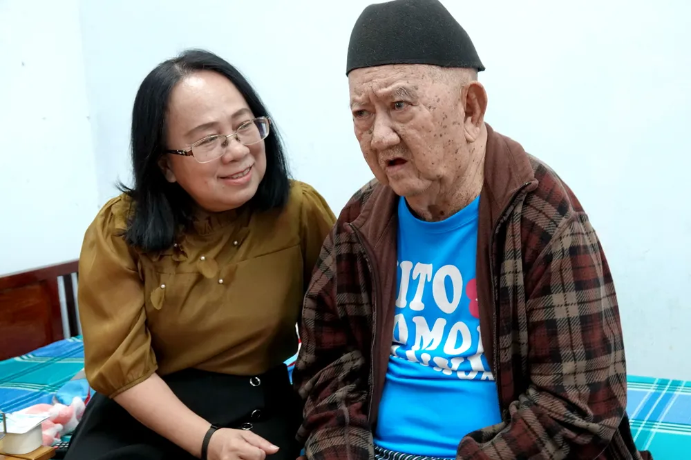Die stellvertretende Leiterin der Abteilung für Propaganda und Massenmobilisierung des Parteikomitees von Ho-Chi-Minh-Stadt, Dinh Thi Thanh Thuy, besucht den Künstler Mac Can. Foto: THUY BINH DSC05767.JPG