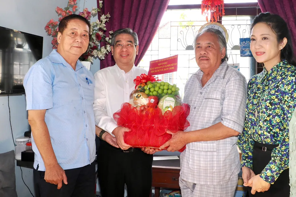 Der stellvertretende Sekretär des Parteikomitees von Ho-Chi-Minh-Stadt, Nguyen Phuoc Loc, der stellvertretende Direktor des Kultur- und Sportamts von Ho-Chi-Minh-Stadt, Nguyen Thi Thanh Thuy, und der Vizepräsident des Theaterverbands von Ho-Chi-Minh-Stadt, Ton That Can, besuchten den Künstler Huynh Thanh Tra und überreichten ihm Geschenke. Foto: HOANG HUNG gen-h-z7125112759756_1230b735f4aa00bf166dabd24e9755f9.jpg