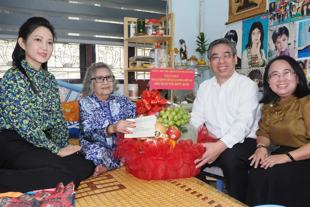 Stellvertretender Sekretär des Parteikomitees von Ho-Chi-Minh-Stadt, Nguyen Phuoc Loc, stellvertretender Leiter der Propaganda- und Massenmobilisierungskommission des Parteikomitees von Ho-Chi-Minh-Stadt, Dinh Thi Thanh Thuy, stellvertretende Direktorin des Kultur- und Sportamts von Ho-Chi-Minh-Stadt, Nguyen Thi Thanh Thuy, besuchte den verdienstvollen Künstler Dieu Hien und überreichte ihm Geschenke. Foto: HOANG HUNG gen-h-z7125113652765_f5c0500740032a29de02fc96e0682fa5.jpg
