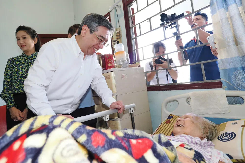 Der Künstler Ngoc Dang freute sich über die Aufmerksamkeit und den Besuch des Genossen Nguyen Phuoc Loc. Foto: HOANG HUNG gen-h-z7125114105672_966bc1721d5f7b81a4bca3823dbffc2c.jpg