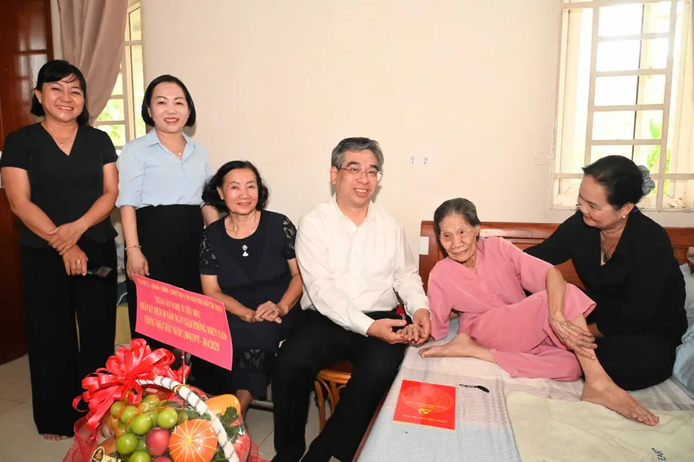 Der stellvertretende Sekretär des Parteikomitees von Ho-Chi-Minh-Stadt, Nguyen Phuoc Loc, und Delegierte der Führungsdelegation der Stadt besuchten den Dichter Le Giang und überreichten ihm Geschenke. Foto: VO THANH gen-h-z7126549510637_c8233cc7f156f8b5ceb31052912fe597.jpg