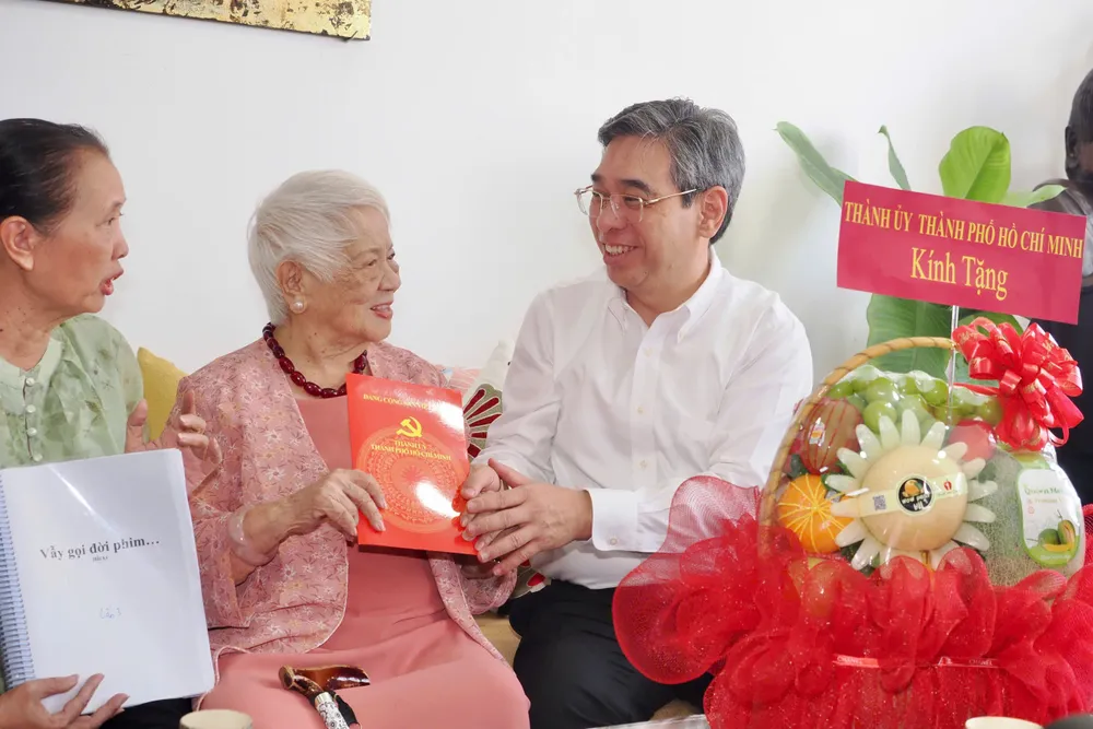 Genosse Nguyen Phuoc Loc besucht Regisseur und Autor Xuan Phuong. Foto: HOANG HUNG gen-o-z7125533100435_0c4fe295f5b8ba6ce2012ff097142b38.jpg