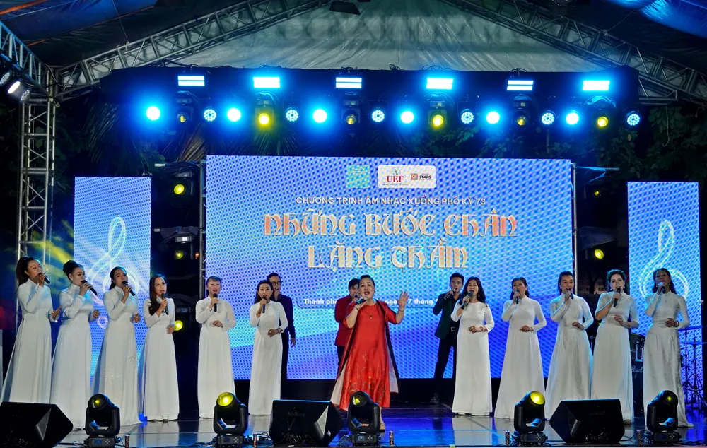 NSƯT Quỳnh Liên cùng các ca sĩ trong CLB Nữ Nghệ sĩ Thành phố, biểu diễn ca khúc "Hạt mưa và tia nắng". Ảnh: THÚY BÌNH
