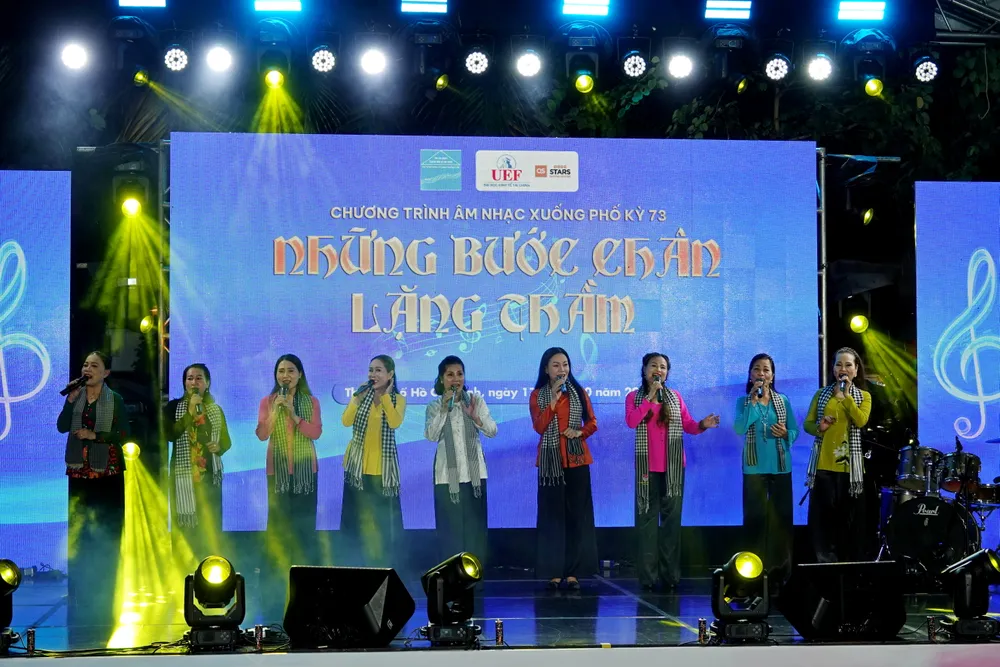 Вистава «Тихі кроки». Фото: ТХУЙ БІНХ Nhung buoc chan lang tham.JPG