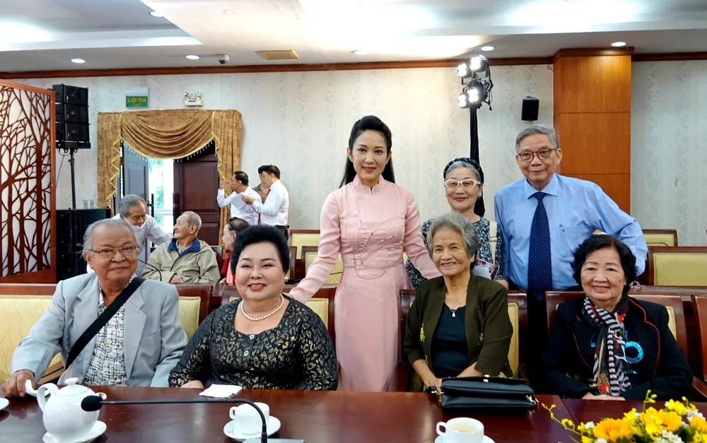 Phó Giám đốc Sở VH-TT TPHCM, NSND Nguyễn Thị Thanh Thúy cùng các nghệ sĩ - chiến sĩ từng hoạt động tại Khu căn cứ Trung ương Cục miền Nam. Ảnh: THÚY BÌNH DSC07980.JPG
