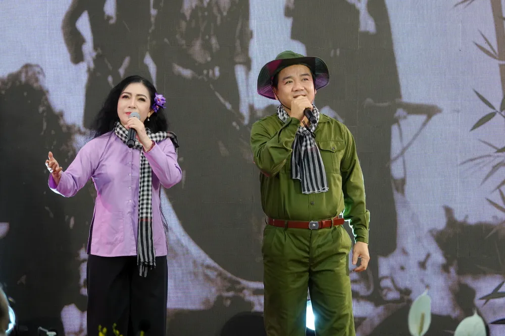 NSND Mỹ Hằng và NSƯT Lê Tứ biểu diễn bài ca cổ "Bài ca địa đạo". Ảnh: THÚY BÌNH DSC08037.JPG