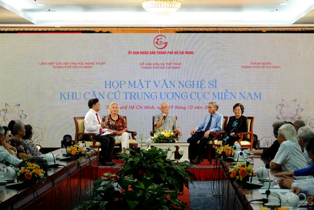 Nhà thơ Trần Thị Thắng, nhà thơ - nhà lý luận phê bình Lê Quang Trang, nhạc sĩ Phạm Minh Tuấn và nghệ sĩ Hồng Cúc (từ phải qua trái) giao lưu trong buổi Họp mặt văn nghệ sĩ Khu căn cứ Trung ương Cục miền Nam. Ảnh: THÚY BÌNH DSC08135.JPG