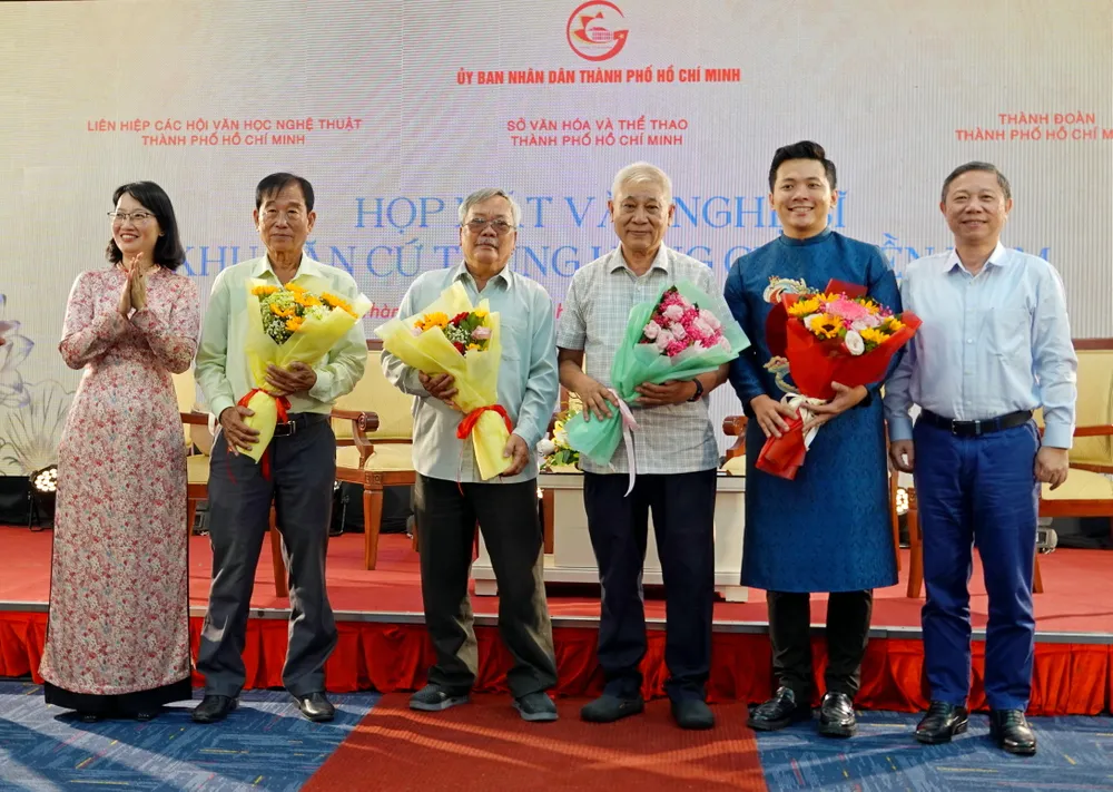 Trưởng Ban Tuyên giáo và Dân vận Thành ủy TPHCM Dương Anh Đức và Phó Chủ tịch UBND TPHCM Trần Thị Diệu Thúy tặng hoa các văn nghệ sĩ Khu căn cứ Trung ương Cục miền Nam. Ảnh: THÚY BÌNH DSC08579.JPG