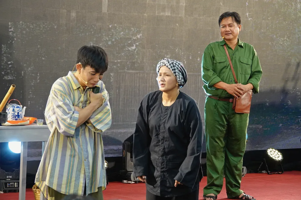 Diễn viên Nhà hát Kịch TPHCM biểu diễn trích đoạn "Đâu có giặc là ta cứ đi" của tác giả Ngô Y Linh. Ảnh: THÚY BÌNH kich Dau co giac la ta cu di.JPG