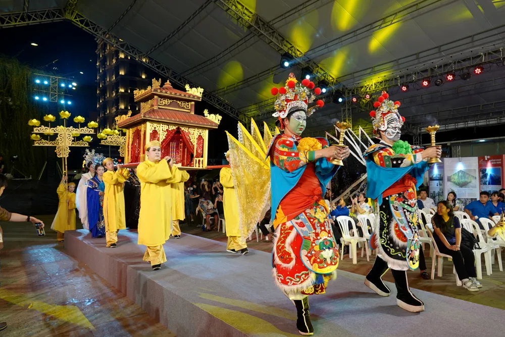 "Nghi thức nghinh sắc" mở màn chương trình nghệ thuật hát bội "Nửa thế kỷ hồn Việt – Nghệ thuật Hát bội". Ảnh: THÚY BÌNH Nghi thuc nghinh sac hat boi.JPG