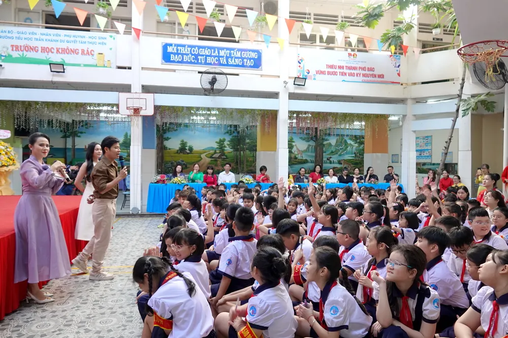 Nhạc sĩ Nguyễn Văn Chung, ca sĩ Nguyễn Duyên Quỳnh giao lưu với các em học sinh Trường Tiểu học Trần Khánh Dư. Ảnh: THÚY BÌNH DSC09886.JPG