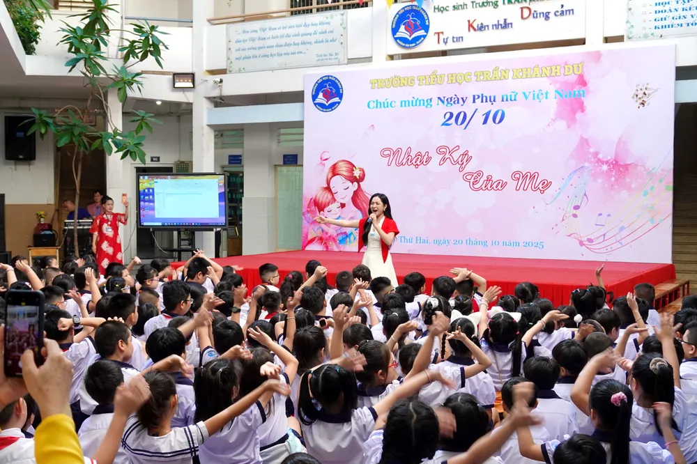 Ca sĩ Nguyễn Duyên Quỳnh biểu diễn bài hát "Viết tiếp câu chuyện hòa bình". Ảnh: THÚY BÌNH DSC09971.JPG