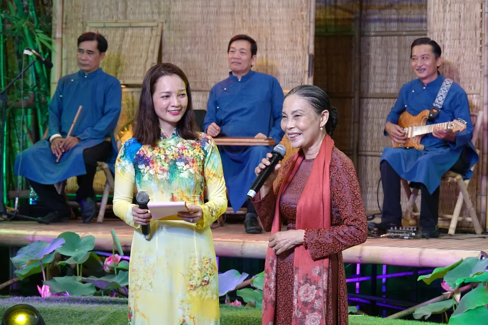 Tiến sĩ Mai Mỹ Duyên diễn thuyết, cung cấp nhiều thông tin, kiến thức về sự hình thành và phát triển của nghệ thuật Đờn ca tài tử. Ảnh: THÚY BÌNH DSC00178.JPG