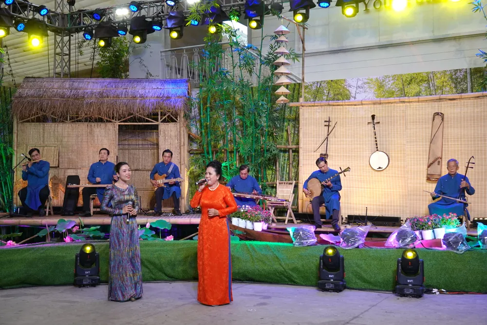 NNND Thanh Tuyết và tài tử Trường An biểu diễn điệu Nam Xuân "Sài Gòn - Thành phố Hồ Chí Minh". Ảnh: THÚY BÌNH DSC00211.JPG