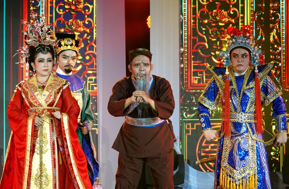 Các nghệ sĩ Nhà hát Cải lương Trần Hữu Trang biểu diễn trích đoạn "Mộng hoa vương". Ảnh: THÚY BÌNH DSC00393.JPG