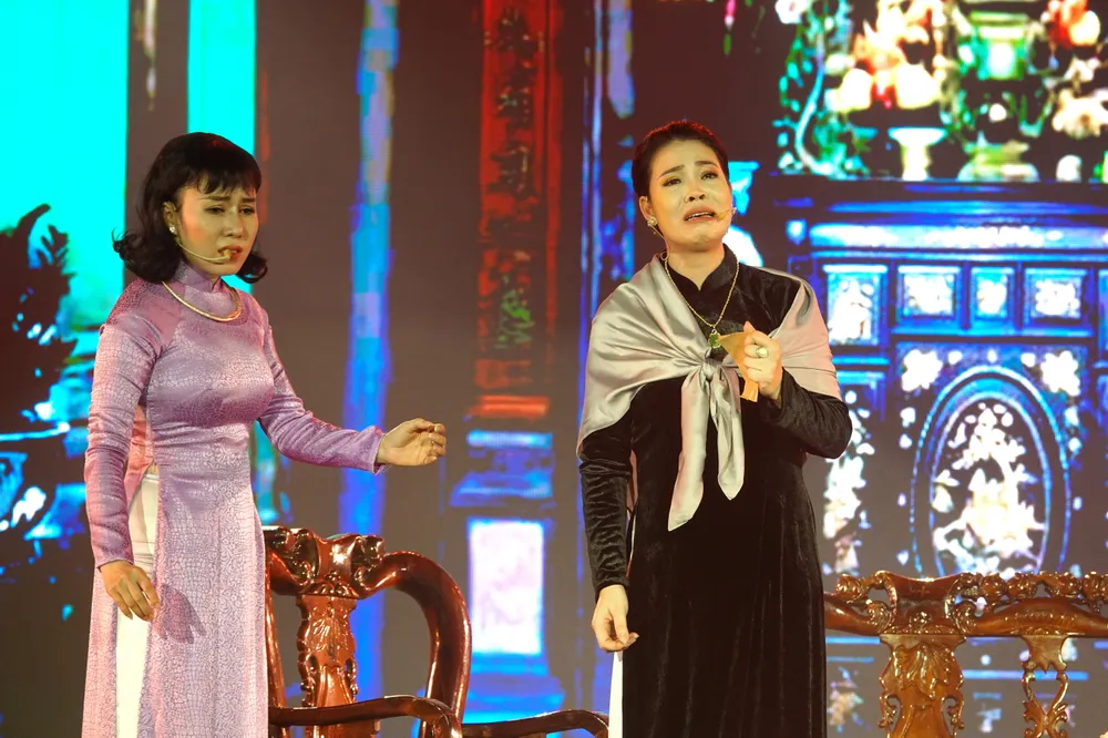 Nghệ sĩ Kim Luận (phải) và nghệ sĩ Diễm Kiều trong trích đoạn vở cải lương kinh điển "Đời cô Lựu". Ảnh: THÚY BÌNH DSC00452.JPG