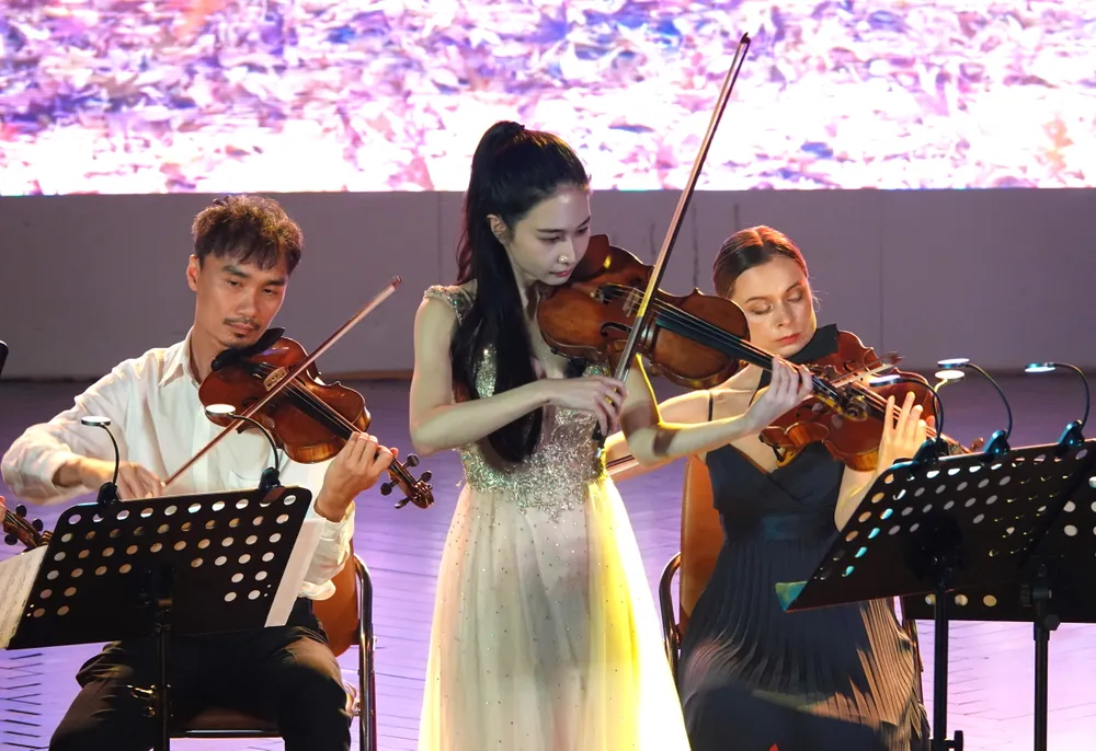 Nữ nghệ sĩ Taihi Chin biểu diễn độc tấu những giai điệu của mùa thu trong bản concerto "The Four Seasons" (Bốn mùa) của Antonio Vivaldi. Ảnh: THÚY BÌNH DSC01145.JPG