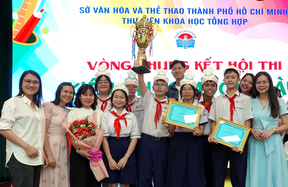 Các cô giáo và học sinh đội tuyển Trung tâm Cung ứng Dịch vụ Văn hóa – Thể thao xã Nhà Bè vui mừng với giải nhất Hội thi "Kiến thức muôn màu" năm 2025. Ảnh: THÚY BÌNH DSC01820.JPG