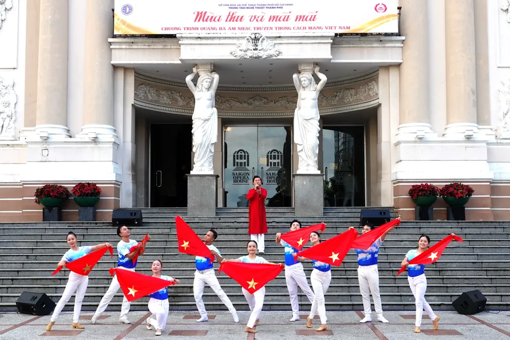 Quoc dai - Nha toi co treo 1 la co.JPG