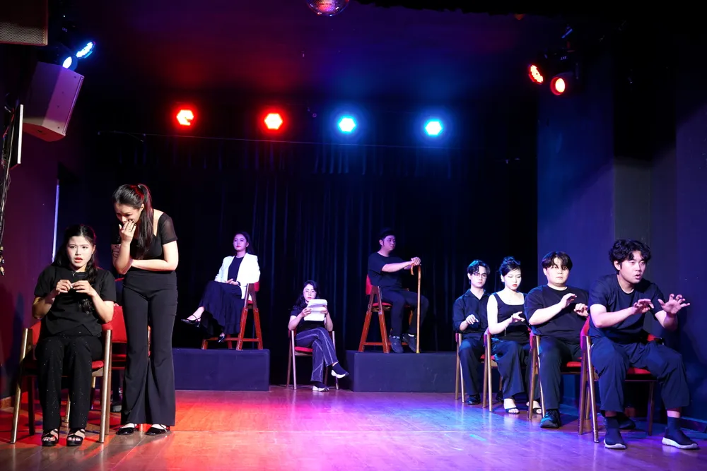 Nghệ sĩ Hàn Quốc và các diễn viên trẻ TPHCM biểu diễn vở kịch "Romeo and Juliet" thời hiện đại. Ảnh: THÚY BÌNH