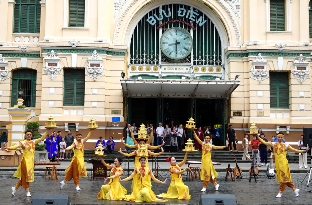 Tiết mục múa "Mâm vàng". Ảnh: THÚY BÌNH