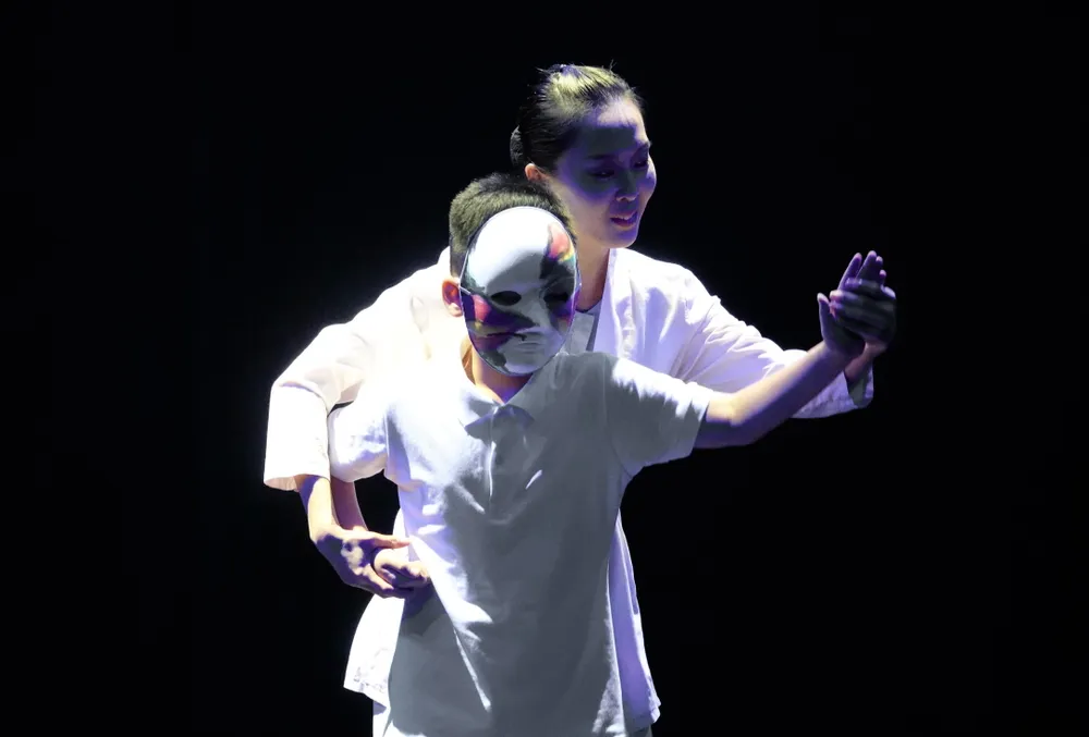 Gutten Loc i historien «Living» arvet sin lidenskap for tradisjonell vietnamesisk kunst fra ung alder, takket være moren sin, en tradisjonell operakunstner. Foto: THUY BINH DSC08882.JPG