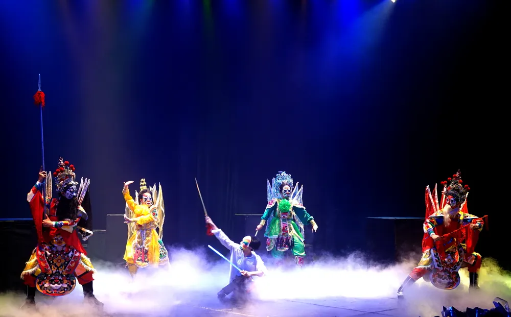 De livlige fargene i tradisjonell vietnamesisk opera (hat boi) på teaterscenen har fått entusiastisk anerkjennelse fra et stort antall unge publikummere. Foto: THUY BINH DSC09140.JPG