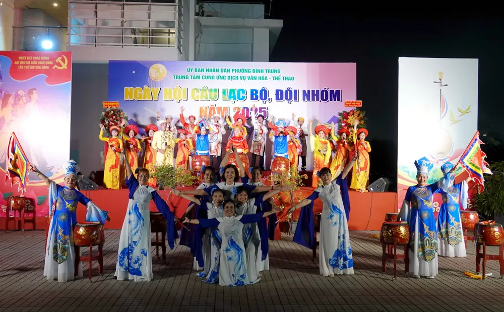 Tiết mục ca múa "Thịnh vượng Việt Nam sáng ngời” của Câu lạc bộ Ký ức người lính. Ảnh: THÚY BÌNH