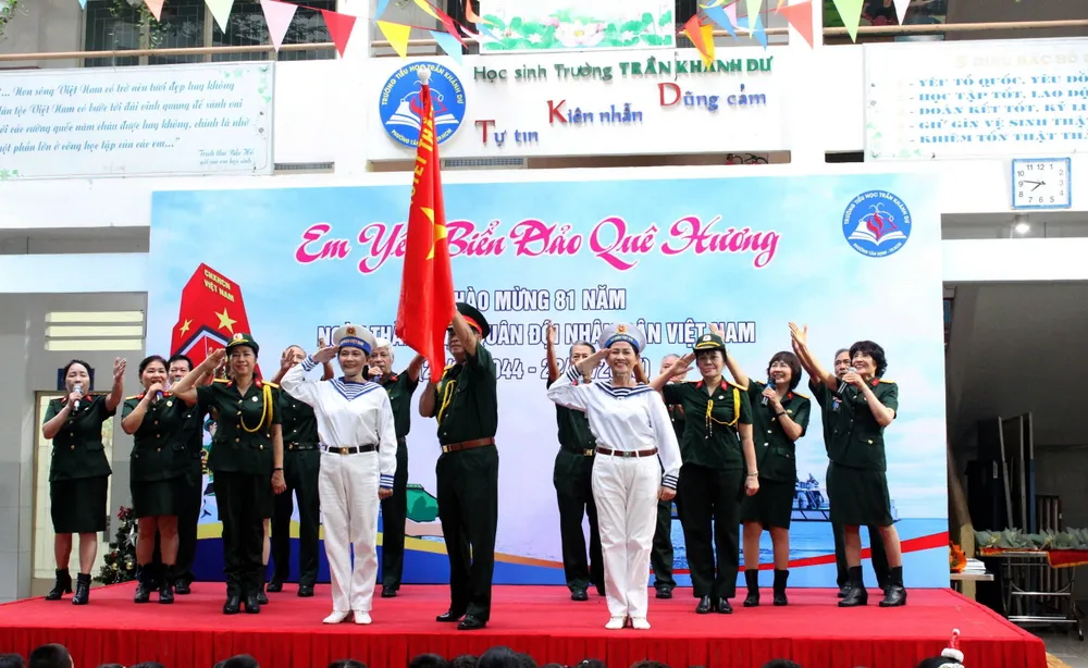 Các cựu Chiến binh phường Tân Định biểu diễn tiết mục "Tiến bước dưới quân kỳ". Ảnh: BẢO LÂM 