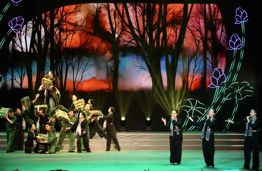 Nhom Mat Ngoc - Co gai SG di tai dan.JPG