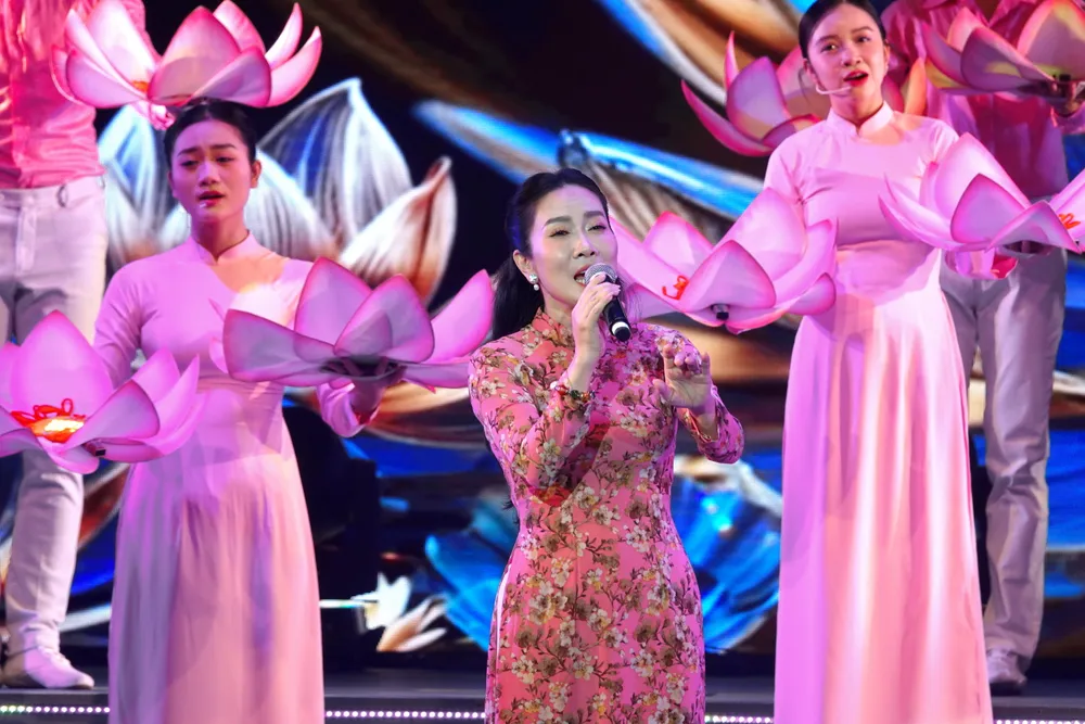 Van Khanh - Ben tuong dai Bac Ho.JPG