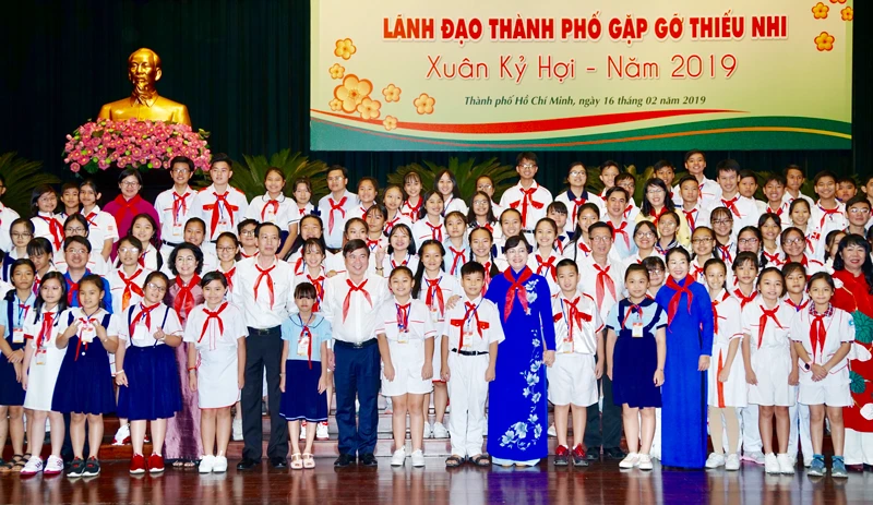 Lãnh đạo TPHCM chụp ảnh lưu niệm cùng các em thiếu nhi. Ảnh: HOÀNG HÙNG