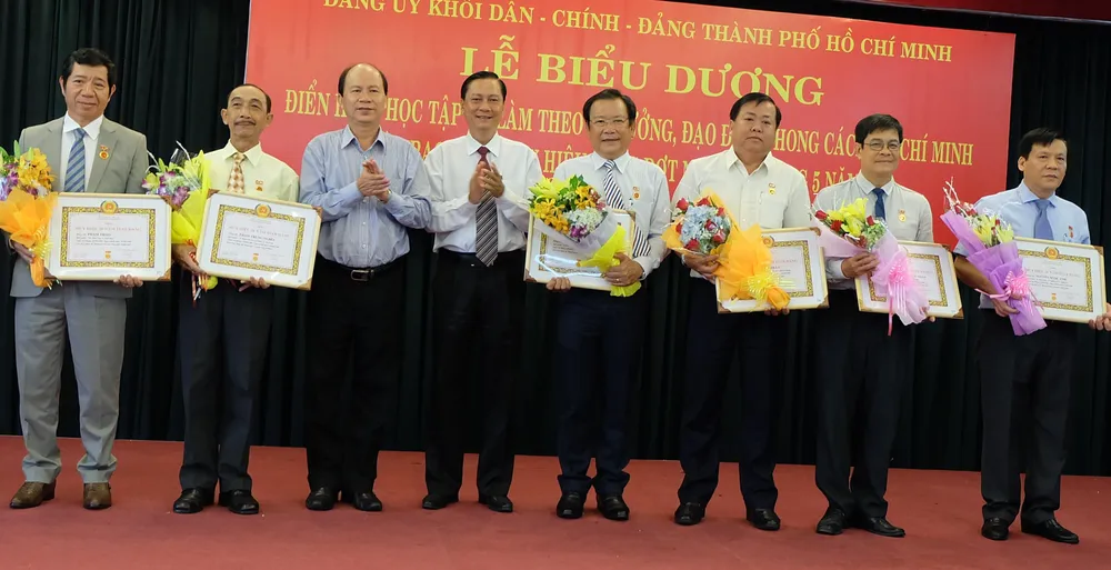 Trao Huy hiệu Đảng cho 29 đảng viên và tuyên dương 210 tập thể, cá nhân theo gương Bác ảnh 2