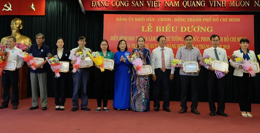 Trao Huy hiệu Đảng cho 29 đảng viên và tuyên dương 210 tập thể, cá nhân theo gương Bác ảnh 3