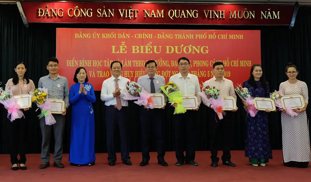 Trao Huy hiệu Đảng cho 29 đảng viên và tuyên dương 210 tập thể, cá nhân theo gương Bác ảnh 4