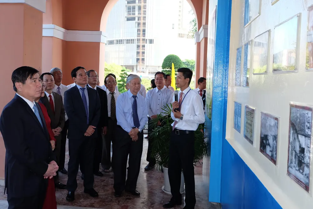 Đoàn đại biểu TPHCM dâng hương, dâng hoa tưởng nhớ Chủ tịch Hồ Chí Minh ảnh 2 Đoàn đại biểu TPHCM dâng hương, dâng hoa tưởng nhớ Chủ tịch Hồ Chí Minh ảnh 2