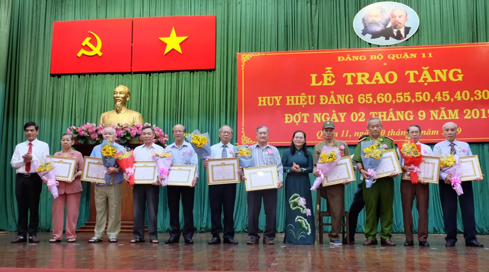 Quận 11 trao Huy hiệu Đảng cho 50 đảng viên ảnh 1 Quận 11 trao Huy hiệu Đảng cho 50 đảng viên ảnh 1