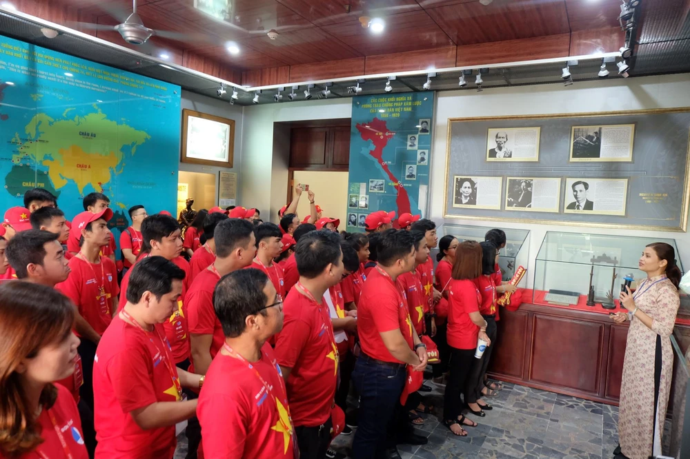 Hành trình “Tôi yêu Tổ quốc tôi” trên thành phố mang tên Bác ảnh 2 Hành trình “Tôi yêu Tổ quốc tôi” trên thành phố mang tên Bác ảnh 2