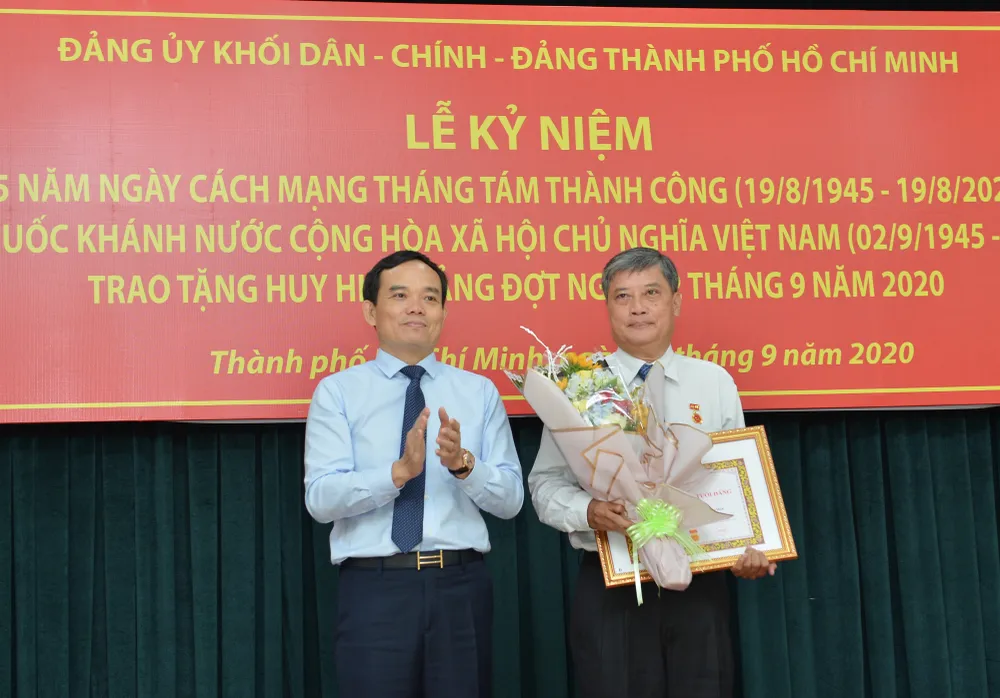 24 đảng viên thuộc Đảng bộ Khối Dân - Chính - Đảng TPHCM nhận Huy hiệu Đảng ảnh 5 24 đảng viên thuộc Đảng bộ Khối Dân - Chính - Đảng TPHCM nhận Huy hiệu Đảng ảnh 5