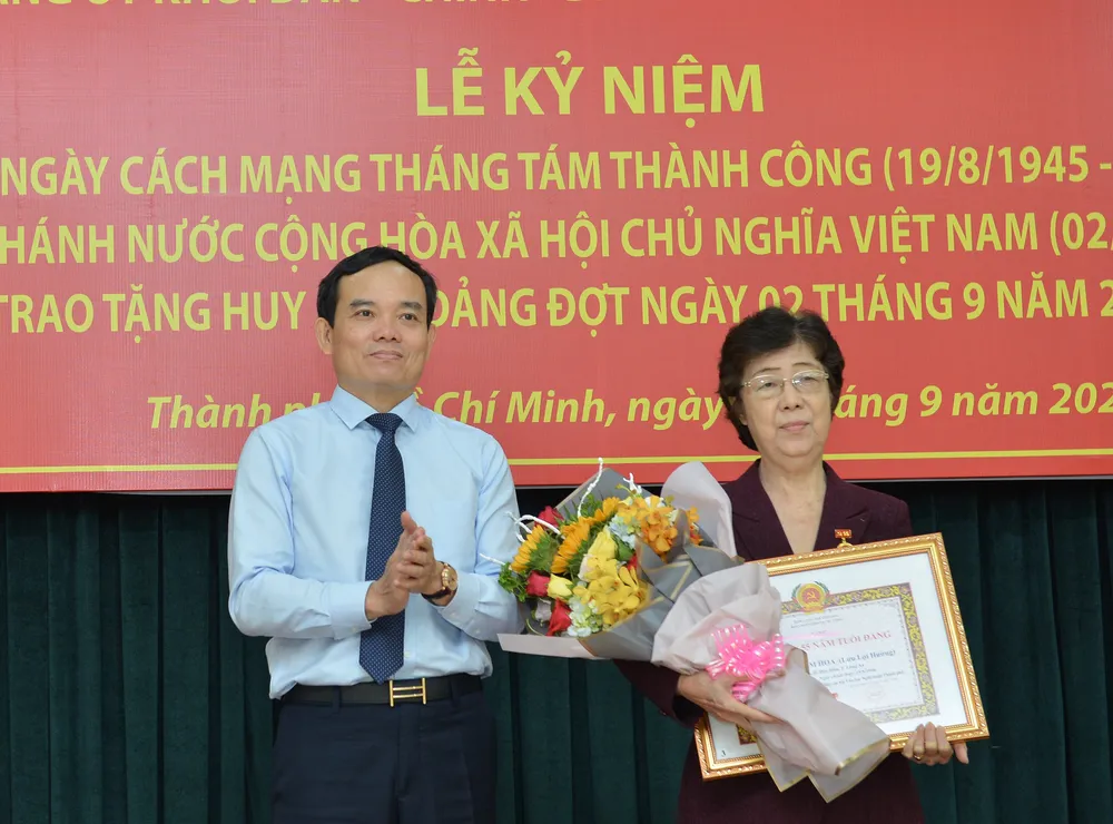24 đảng viên thuộc Đảng bộ Khối Dân - Chính - Đảng TPHCM nhận Huy hiệu Đảng ảnh 3 24 đảng viên thuộc Đảng bộ Khối Dân - Chính - Đảng TPHCM nhận Huy hiệu Đảng ảnh 3